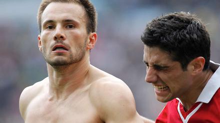 Doppelgelb: Hannovers Szabolcs Huszti (l.) und Lars Stindl jubeln nach Husztis Treffer zum 3:2. Huszti flog anschließend vom Platz, weil er sein Trikot ausgezogen hatte und dann auf den Zaun zu den Zuschauerrängen geklettert war.