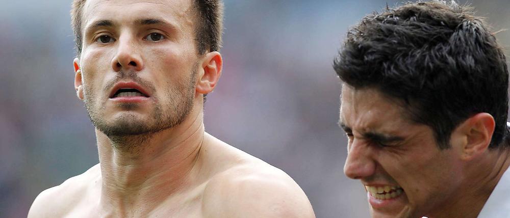 Doppelgelb: Hannovers Szabolcs Huszti (l.) und Lars Stindl jubeln nach Husztis Treffer zum 3:2. Huszti flog anschließend vom Platz, weil er sein Trikot ausgezogen hatte und dann auf den Zaun zu den Zuschauerrängen geklettert war.