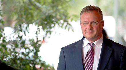 Innensenator Frank Henkel steht massiv unter Druck. Möglicherweise haben Berliner Sicherheitsbehörden bei den NSU-Ermittlungen geschlampt.