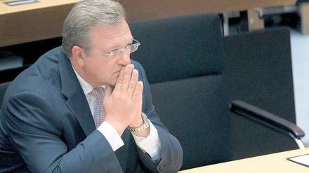 Job mit Herausforderungen. Innensenator Frank Henkel (CDU) hat derzeit etliche Problemfelder zu beackern. Zuletzt wurde bekannt, dass die Berliner Polizei jahrelang einen mutmaßlichen NSU-Unterstützer als V-Mann führte. Foto: Marc Tirl/dpa