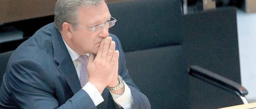 Job mit Herausforderungen. Innensenator Frank Henkel (CDU) hat derzeit etliche Problemfelder zu beackern. Zuletzt wurde bekannt, dass die Berliner Polizei jahrelang einen mutmaßlichen NSU-Unterstützer als V-Mann führte. Foto: Marc Tirl/dpa