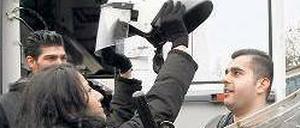 Helmprobe. Berlins Polizei sucht Bewerber mit Migrationshintergrund.