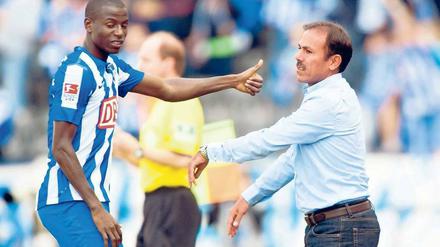 Tor im wahren Leben. Vor dem Spiel hatte Trainer Jos Luhukay (r.) seinem Problemspieler Adrian Ramos noch dessen alten Tore für Hertha auf Video vorgeführt – die Motivation half. Foto: dpa