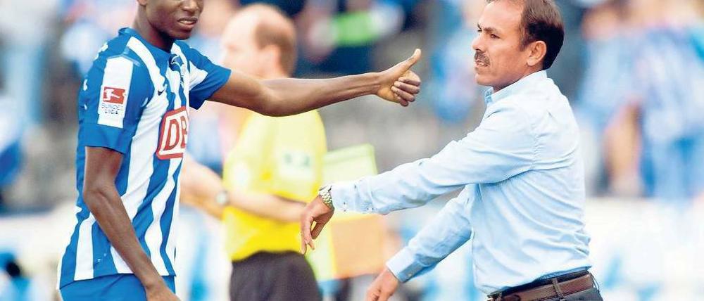 Tor im wahren Leben. Vor dem Spiel hatte Trainer Jos Luhukay (r.) seinem Problemspieler Adrian Ramos noch dessen alten Tore für Hertha auf Video vorgeführt – die Motivation half. Foto: dpa