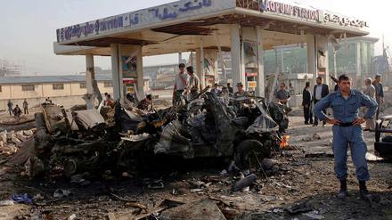 Die Überreste des völlig zerstörten und ausgebrannten Kleinbusses in Kabul.