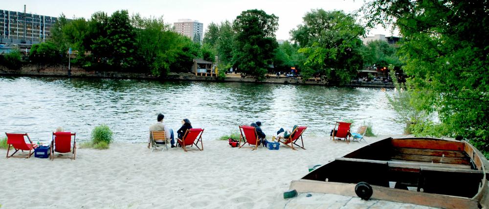 Die Strandbar Kiki Blofeldt, gegenüber die Bar 25.