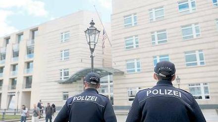 Zahlreiche Botschaften in Berlin werden dauerhaft von der Polizei bewacht.