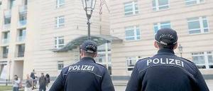 Zahlreiche Botschaften in Berlin werden dauerhaft von der Polizei bewacht.