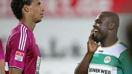 Wiedersehen macht Freude: Gerald Asamoah hatte seinen Spaß. Aber die Punkte gingen mit nach Gelsenkirchen.