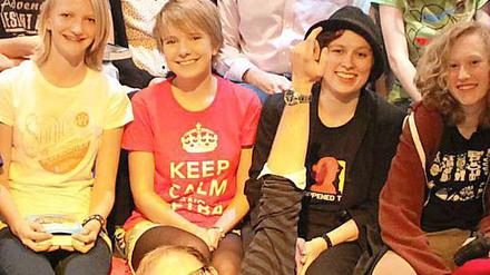 Auf diesem Gruppenbild trägt Sonja ein Nerd-Shirt. Sie ist die Zweite von links, schräg rechts über ihr sitzt John Green