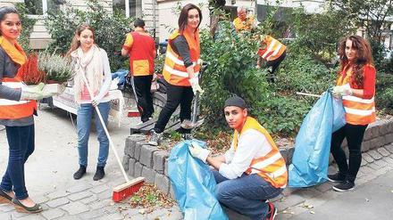 Mehrgenerationen-Aktionen. Erstsemester des Albert-Schweitzer-Gymnasiums arbeiteten gestern schon in ihrer Grünanalge. Bei der Initiative „Wir Berlin“ war außer Pflanzen auch Brunnen- und Treppenputzen vor dem Zoo-Aquarium angesagt.