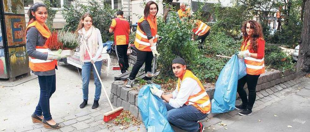 Mehrgenerationen-Aktionen. Erstsemester des Albert-Schweitzer-Gymnasiums arbeiteten gestern schon in ihrer Grünanalge. Bei der Initiative „Wir Berlin“ war außer Pflanzen auch Brunnen- und Treppenputzen vor dem Zoo-Aquarium angesagt.