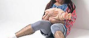 Wolfskind. Patricia Piccininis Skulptur „The Comforter“ (2010) besteht aus Silikon, Stahl und menschlichem Haar.