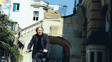 Aufbruch. Intendant Jens-Peter Behrend radelt aus dem Hinterhof seines Theaters zur Kantstraße