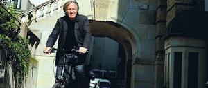 Aufbruch. Intendant Jens-Peter Behrend radelt aus dem Hinterhof seines Theaters zur Kantstraße