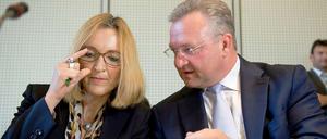 Frank Henkel begründet sein Schweigen zum Fall Thomas S. damit, dass er die laufenden Ermittlungen gegen den früheren V-Mann und mutmaßlichen NSU-Helfer nicht gefährden wollte. Am Dienstag soll die Akte aber endlich an den Untersuchungsausschuss übermittelt werden.