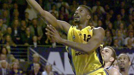 Wendell Alexis bei seinem dritten Meistertitel mit Alba: 1999 siegten die Berliner im entscheidenden fünften Spiel gegen die Telekom Baskets Bonn. 