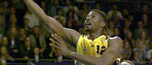 Wendell Alexis bei seinem dritten Meistertitel mit Alba: 1999 siegten die Berliner im entscheidenden fünften Spiel gegen die Telekom Baskets Bonn.