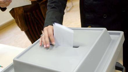 Wenn die Wähler mit der Erststimme einen Kandidaten einer anderen Partei wählen als mit ihrer Zweitstimme, dann kann das zu Überhangmandaten im Bundestag führen - und zu einem sehr großen Parlament. 