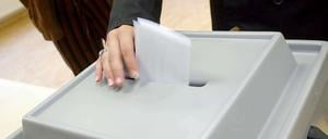 Wenn die Wähler mit der Erststimme einen Kandidaten einer anderen Partei wählen als mit ihrer Zweitstimme, dann kann das zu Überhangmandaten im Bundestag führen - und zu einem sehr großen Parlament. 