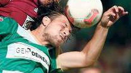Kopf an Kopf. Fürths Azemi (r.) streckt sich. Doch auch dieses Duell gewinnt Schalkes Papadopoulos für sich. Foto: Reuters