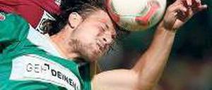 Kopf an Kopf. Fürths Azemi (r.) streckt sich. Doch auch dieses Duell gewinnt Schalkes Papadopoulos für sich. Foto: Reuters