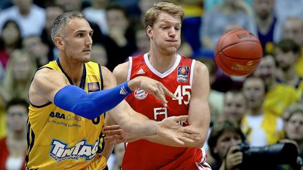 Berlins Sven Schultze (l.) und Münchens Jan-Hendrik Jagla kämpfen um den Ball.