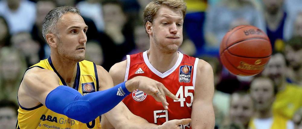 Berlins Sven Schultze (l.) und Münchens Jan-Hendrik Jagla kämpfen um den Ball.