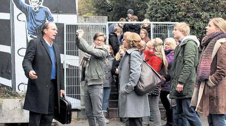 Nicht zu fassen. Das Parkplatz-Schild – „Nur für den Direktor“ – von Schulleiter Seifert (Herbert Knaup, links) wurde mit dem Wort „Diktator“ übersprüht. Auch die weiteren Abbildungen sind nicht schmeichelhaft. Foto: WDR