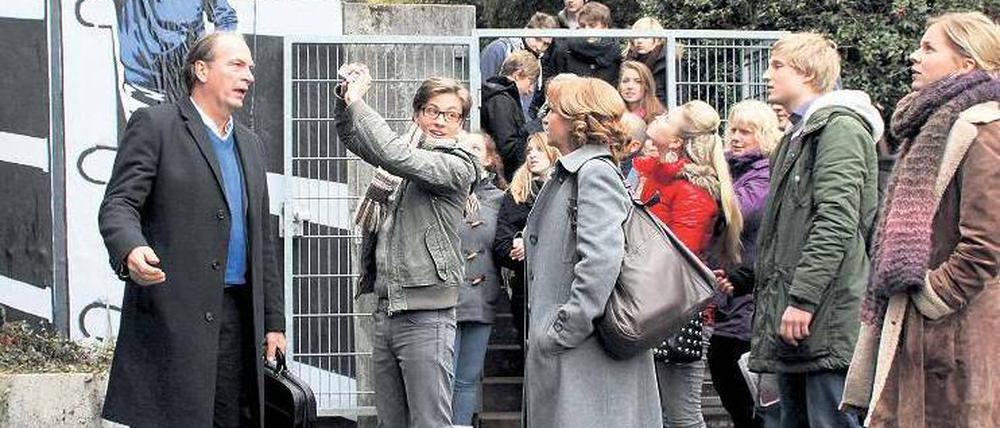 Nicht zu fassen. Das Parkplatz-Schild – „Nur für den Direktor“ – von Schulleiter Seifert (Herbert Knaup, links) wurde mit dem Wort „Diktator“ übersprüht. Auch die weiteren Abbildungen sind nicht schmeichelhaft. Foto: WDR