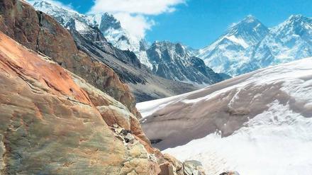 Eisiges Dach der Welt. Ein Gletscher am Fuße des Mount Everest (2. v. re.) und des Nuptse (re.).