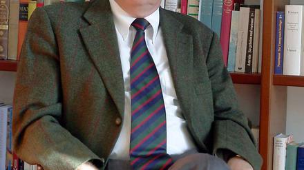 Der Autor ist Publizist und lebt in Potsdam. Von 1992 bis 2005 war er Herausgeber der "Märkischen Allgemeinen". Er ist stellvertretender Parteivorsitzende der "Alternative für Deutschland" (AfD). 