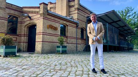 Investor Christian Gérôme hat vor drei Jahren den ehemaligen Güterbahnhof Zehlendorf gekauft. Dazu gehört auch das historische Bahnhofsgebäude.