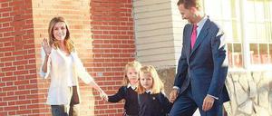 Die Zeiten der unglücklichen Prinzessin sind vorbei. Strahlend zeigt sich Letizia mit ihren Töchtern Sofia und Leonor sowie mit ihrem Mann, Kronprinz Felipe. 