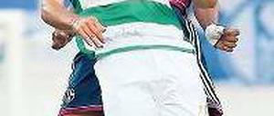 Das war zu hoch für Fürth. Schalkes Joel Matip (rechts) und Gegenspieler Eduardo Goncalves de Oliveira. Foto: dpa