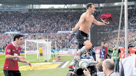 Nackt am Zaun: Szabolcs Huszti. Foto: AFP