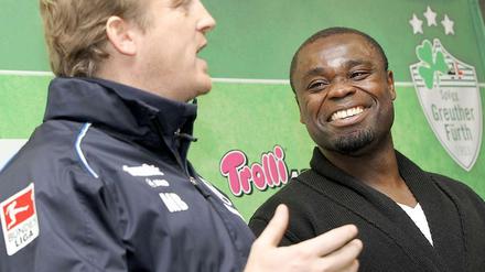 Alte Weggefährten: Gerald Asamoah und Mike Büskens waren jahrelang gemeinsam auf Schalke aktiv. Jetzt arbeiten sie gemeinsam in Fürth.