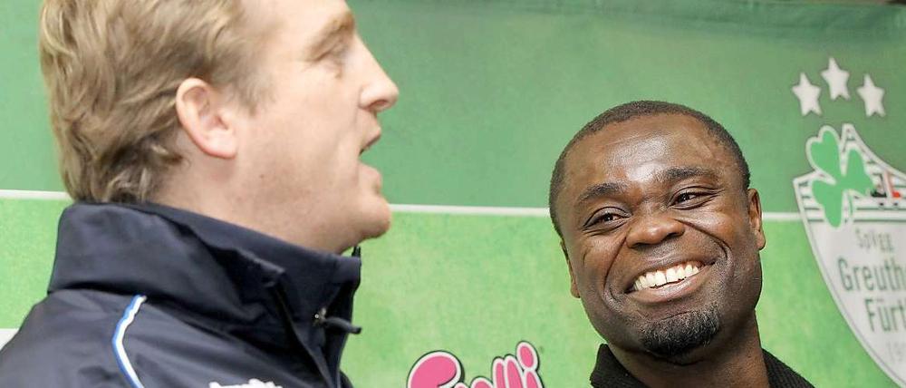 Alte Weggefährten: Gerald Asamoah und Mike Büskens waren jahrelang gemeinsam auf Schalke aktiv. Jetzt arbeiten sie gemeinsam in Fürth.
