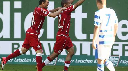Mimoun Azauoagh jubelt über seinen Siegtreffer gegen den MSV Duisburg mit Albert Bunjaku.