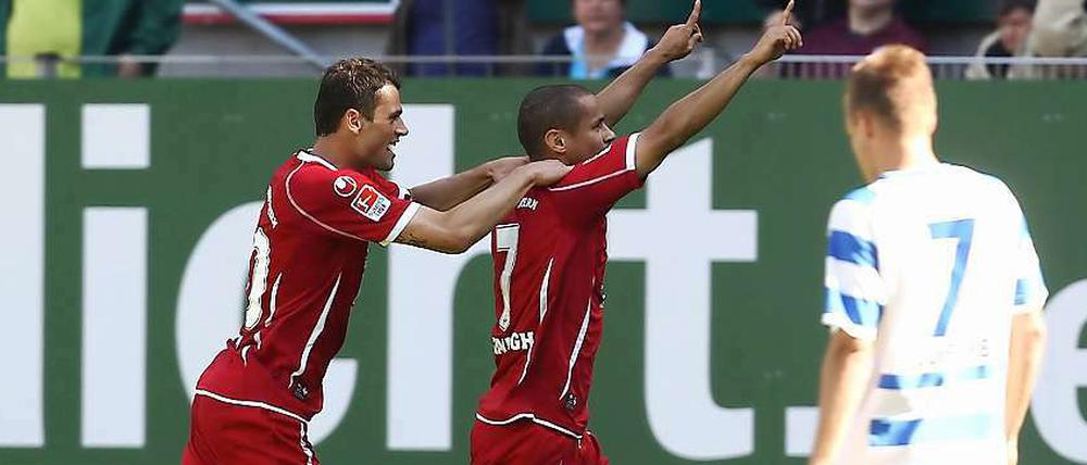 Mimoun Azauoagh jubelt über seinen Siegtreffer gegen den MSV Duisburg mit Albert Bunjaku.