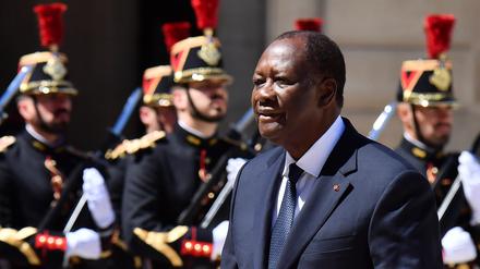 Alassane Ouattara, Präsident der Elfenbeinküste, bei einem feierlichen Empfang am Elysee-Palast vor einem Treffen mit Staatschef Macron.