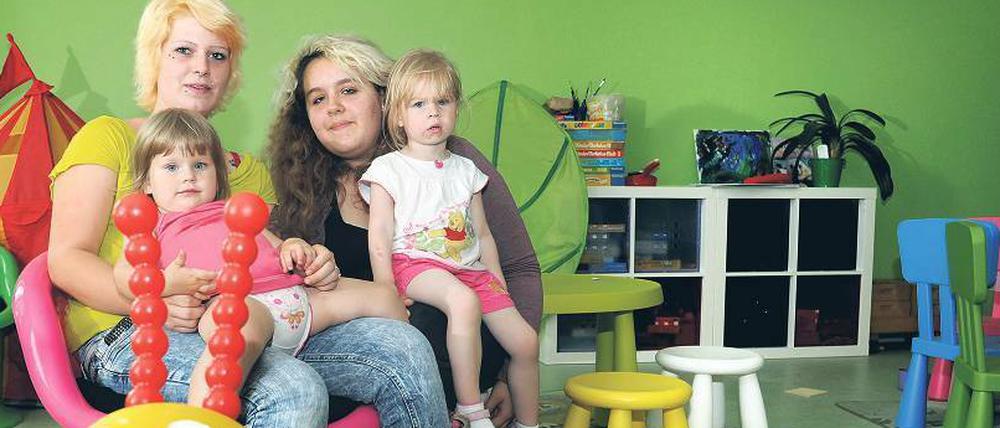 Vier, die sich gefunden haben. Jessica Lehmann und ihre Tochter Shirley Chantal (links) lernten Jessica Pak und deren Tochter Alina Marie in der „Jule“ kennen. 