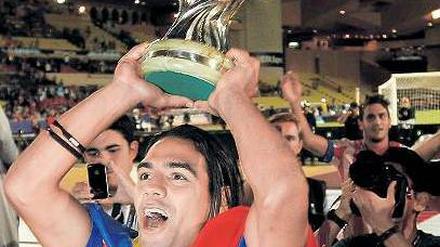 Teuer erkaufter Triumph. Stürmer Falcao hat Athletico Madrid zu Titeln geschossen. Doch sein Verein hat sich verschuldet. Die Uefa hat nun Prämienzahlungen eingestellt.