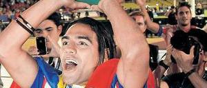 Teuer erkaufter Triumph. Stürmer Falcao hat Athletico Madrid zu Titeln geschossen. Doch sein Verein hat sich verschuldet. Die Uefa hat nun Prämienzahlungen eingestellt.
