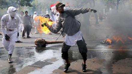 Proteste auch in Indonesien: Dieser Mann wirft einen Molotow-Cocktail.