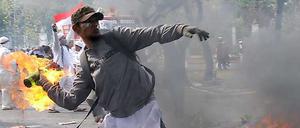 Proteste auch in Indonesien: Dieser Mann wirft einen Molotow-Cocktail.