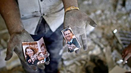 Syrische Regimegegner haben ein Kopfgeld auf den Präsidenten Assad ausgesetzt. Dessen Familie soll sich mittlerweile abgesetzt haben.