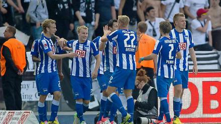 Jubelnd in der Masse. Seitdem Fabian Holland (Zweiter von links) in der Startelf von Hertha BSC steht, haben die Berliner alle drei Pflichtspiele gewonnen. 