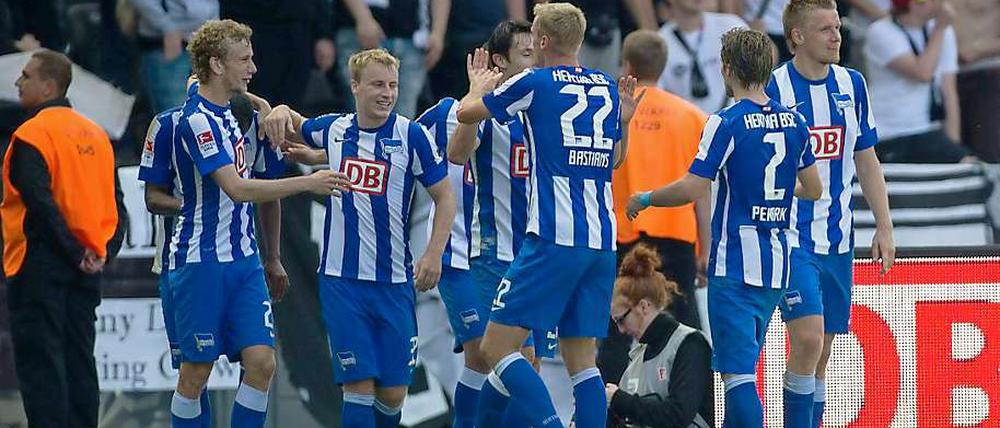 Jubelnd in der Masse. Seitdem Fabian Holland (Zweiter von links) in der Startelf von Hertha BSC steht, haben die Berliner alle drei Pflichtspiele gewonnen. 