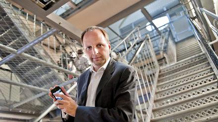 Justizsenator Thomas Heilmann (CDU) führte am Dienstag in der Jugendstrafanstalt Charlottenburg den neuen Handyblocker vor, der Häftlinge an der illegalen Nutzung von Mobiltelefonen hindern soll. Die Justizverwaltung lässt sich das Pilotprojekt 840000 Euro kosten.